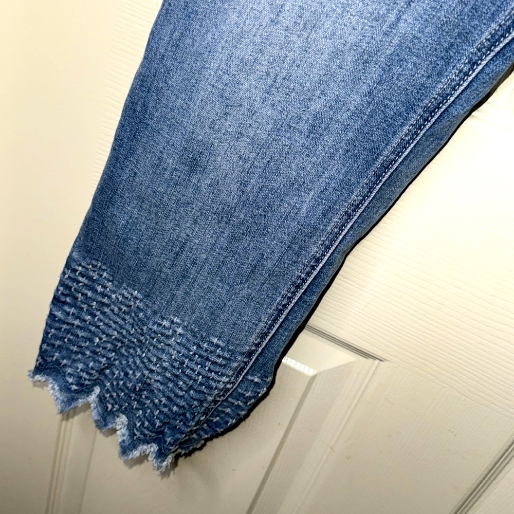Baccini Premium Cropped Denim - Picture 3 of 4